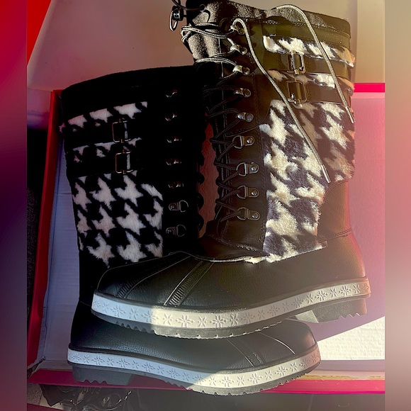 Brand New Checker style Snowboots! - Picture 1 of 3